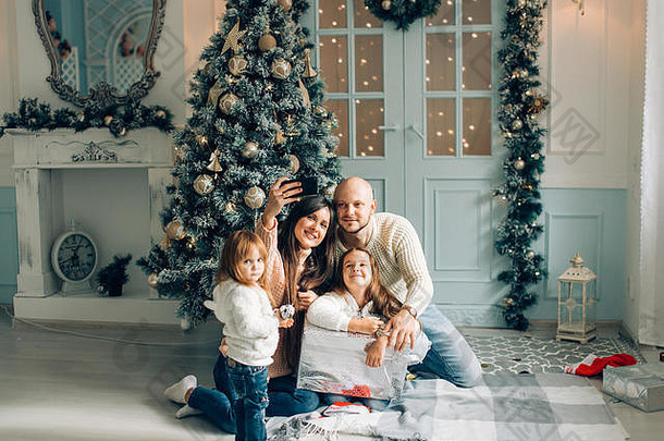 员工年轻的家庭圣诞节大气使照片智能手机