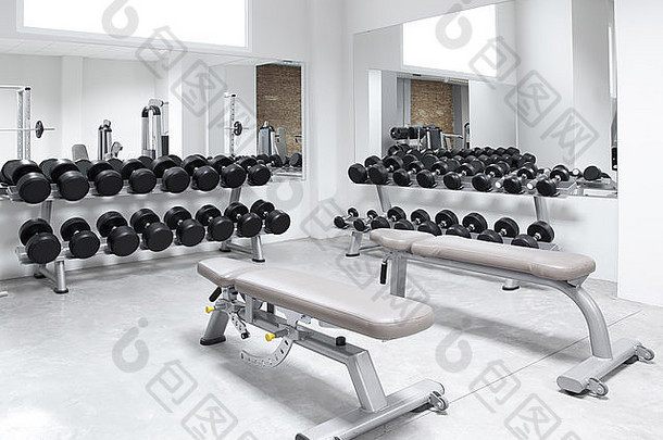 健身俱乐部重量培训设备健身房