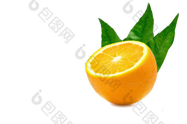在白色背景上分离的切片橙果特写镜头