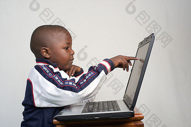 年轻的肯尼亚男孩工作移动PC内罗毕肯尼亚