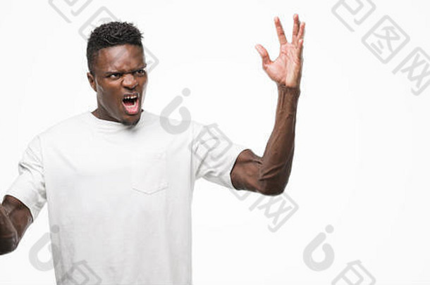 年轻的非裔美国人，穿着白色t恤，疯狂地<strong>大</strong>喊<strong>大</strong>叫，表情咄咄人，双臂高举。挫折概念。