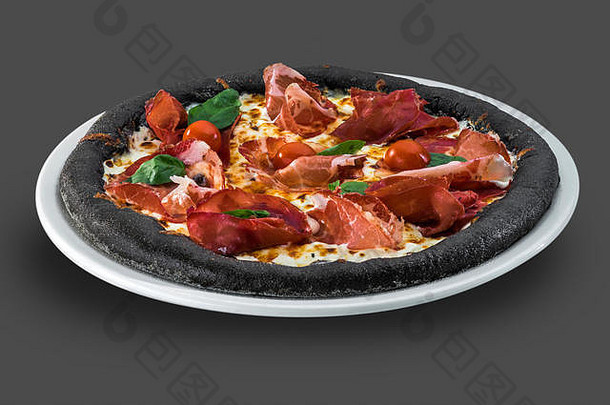 意大利披萨，樱桃番茄，意大利熏火腿和罗勒，在深色背景上分离