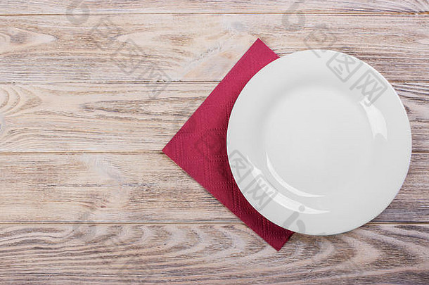用桌布将空盘子放在木制桌面上