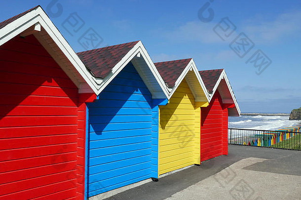 英国北约克郡<strong>惠</strong>特比一排五颜六色的海滩小屋。