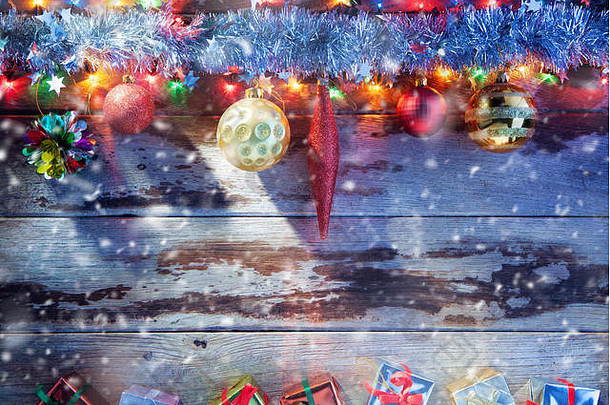 木背上圣诞树玩具和礼物的特写镜头