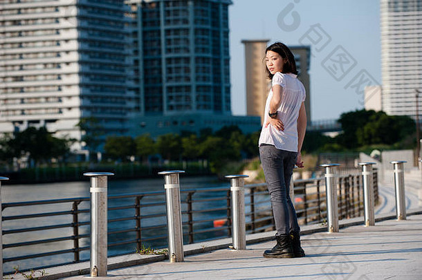 日本横滨，一名日本女孩在街上摆姿势。横滨是一个港口城市，位于东京以南一点。