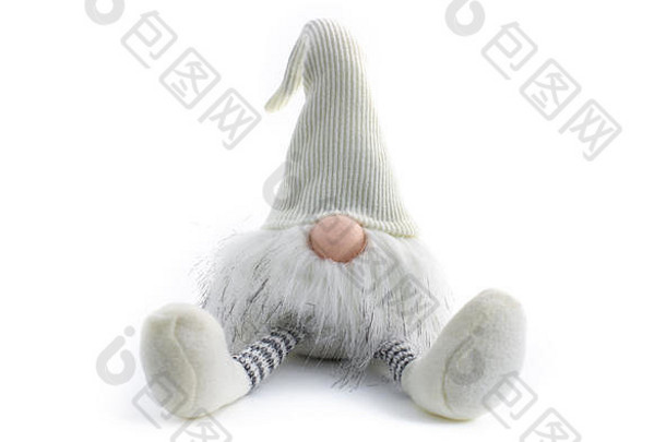 侏儒圣诞精灵放松地坐在白色背景上，双腿张开