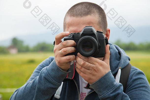 男子手持相机拍照