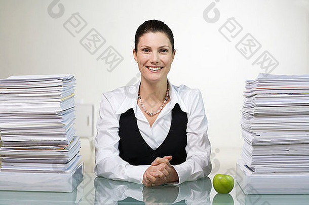 一个微笑着做文书工作的女人。