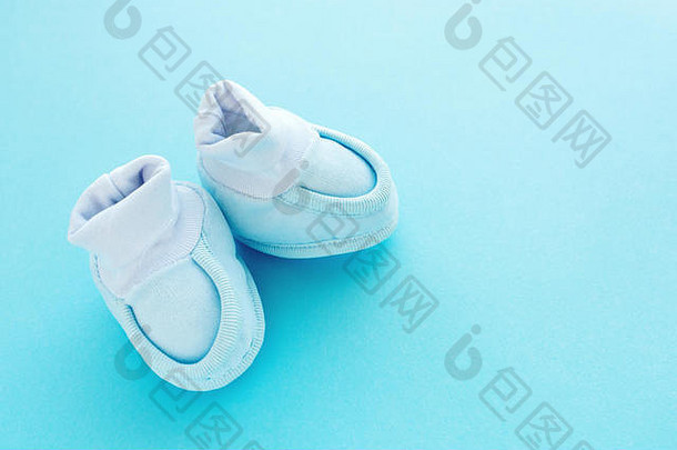 新生儿婴儿男孩棉花鞋子柔和的蓝色的背景