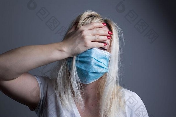 不开心女人穿脸面具交易病毒污染