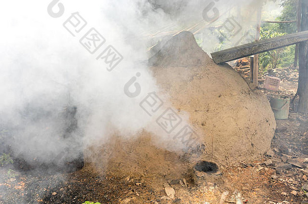 泰国乡村的天然木炭焚烧炉