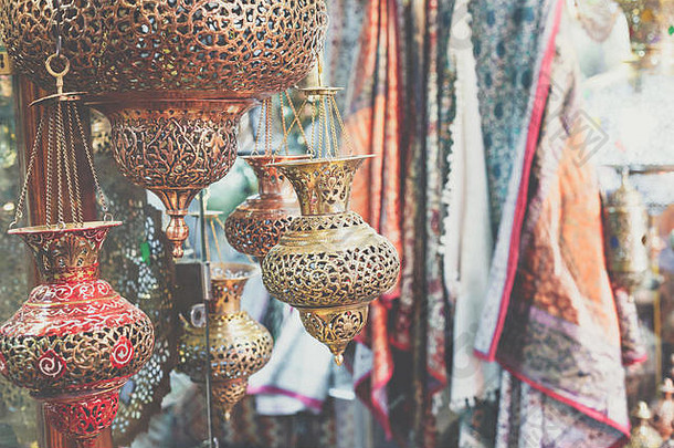 传统伊朗市场（集市）金属纪念品。伊斯法罕，伊朗。