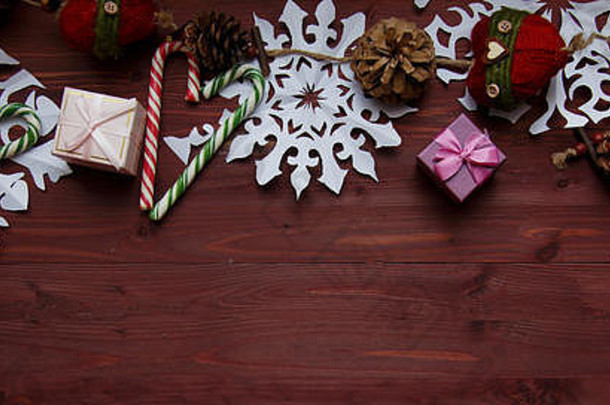 新年的圣诞节概念。从纸、礼物、剪刀上剪下的雪花放在木桌横幅上