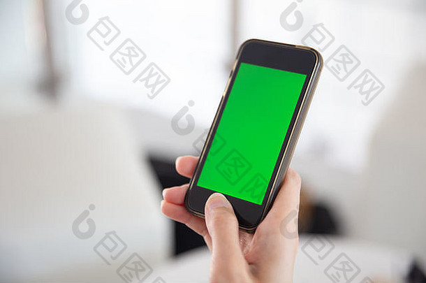 带有绿色屏幕隔离触摸屏的特写手持智能<strong>手机</strong>。