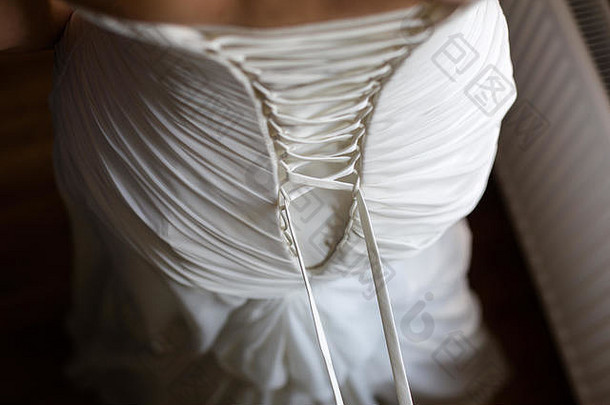 新娘回来用带子束紧婚礼衣服