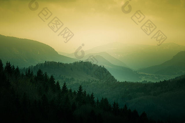 斯洛伐克塔特拉山脉美丽的日落景观。五颜六色<strong>暖春</strong>雾霭看。