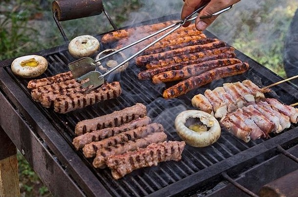 在野外野餐时准备烤肉。肉是用传统的方法烤的。