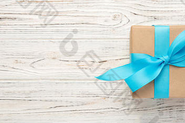 礼物盒子蓝色的弓白色木表格复制空间前视图横幅复制空间设计