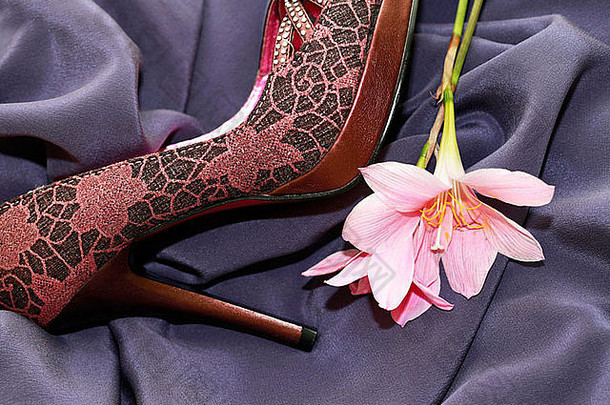 紫罗兰色鞋子和丝绸连衣裙