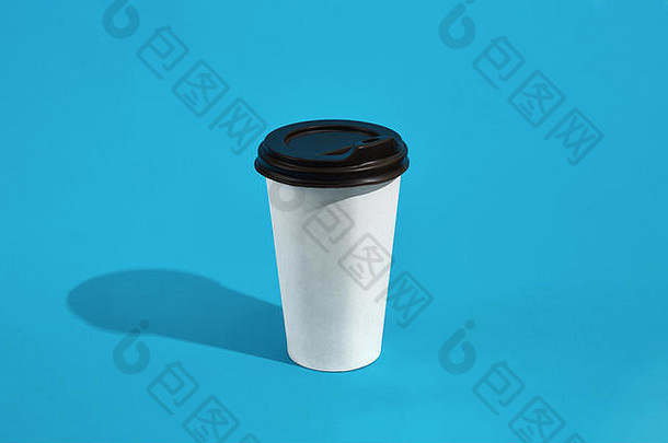 热咖啡白色纸杯黑色的成员蓝色的背景