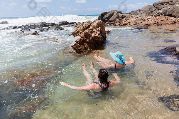 妇女母女假日<strong>夏日</strong>海滩海洋潮汐岩石<strong>游泳</strong>池。