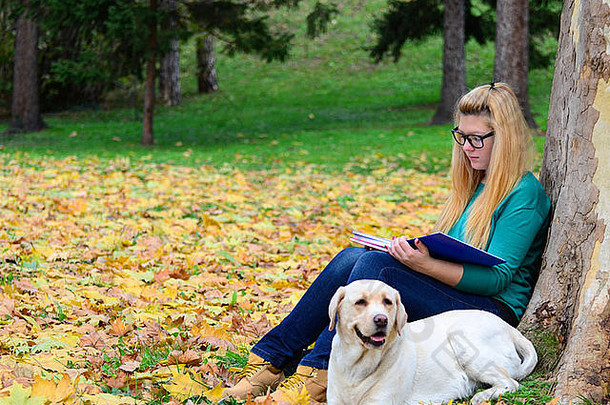 女学生与狗在大自然中学习