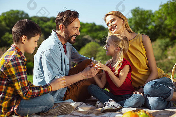 兴高采烈的父母和<strong>孩子</strong>一起野餐