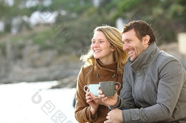 快乐夫妇成年人约会喝咖啡考虑的观点冬天海滩