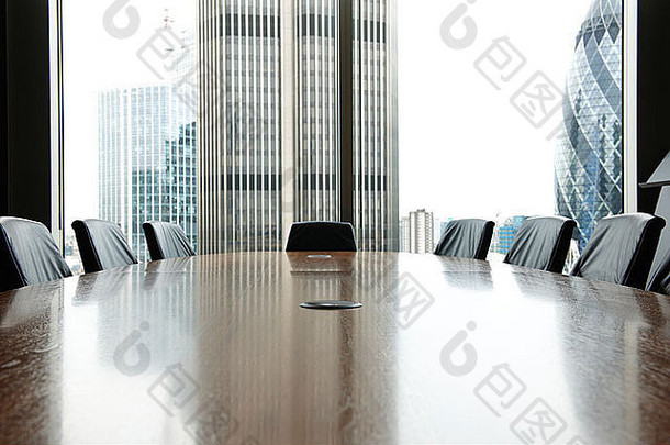 以椅子和城市建筑物为背景的<strong>董事会议</strong>桌视图