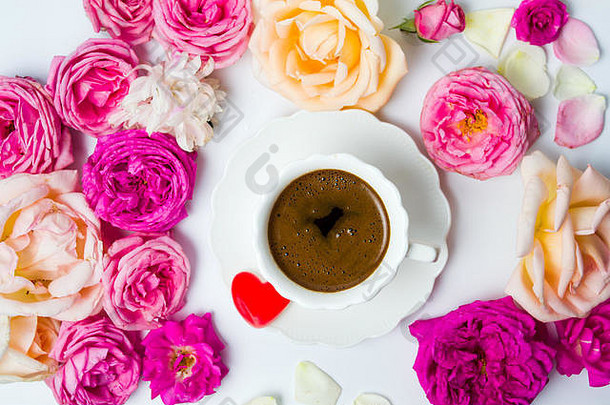 五颜六色的玫瑰搭配一杯咖啡