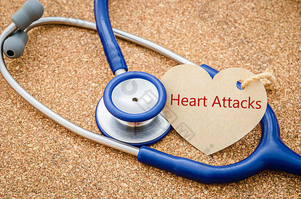 医疗概念上的心攻击词标签标签心形状听诊器木背景