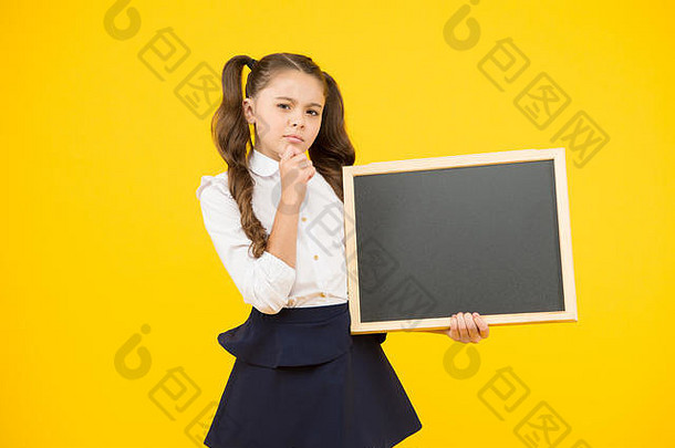 获取有关教育的信息。小孩拿着黄色背景的空白黑板接受教育。小学<strong>义务教育</strong>。广告教育课程，空间。