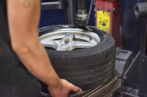 专业技工使用机器更换轮胎。