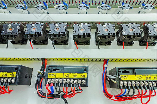 自动编程继电器控制位于<strong>开关箱</strong>内的电气面板、电源线。
