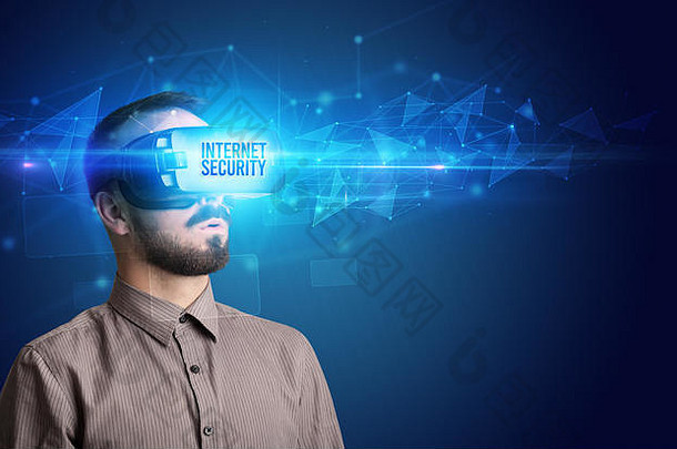商人透过虚拟现实眼镜观看互联网安全铭文，网络安全概念