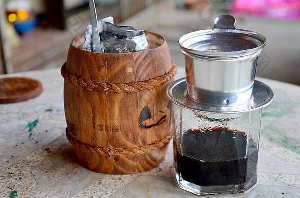 制作越南热咖啡的滴头工具在家里滴到玻璃上
