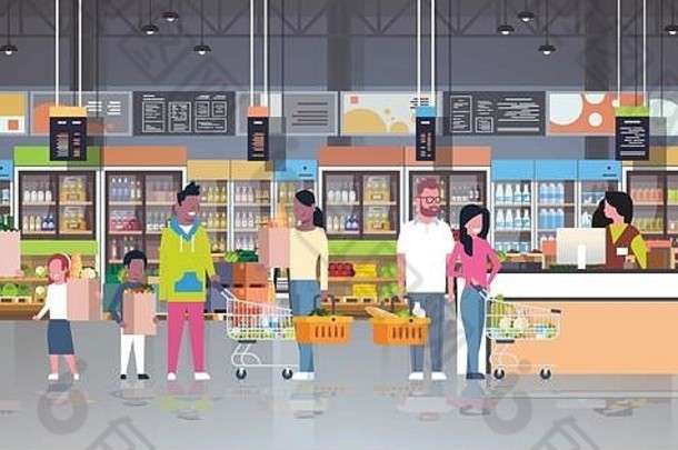 收银台的零售女收银员超市混搭种族顾客拿着篮子和食物站着排队购物概念杂货市场内部平面水平