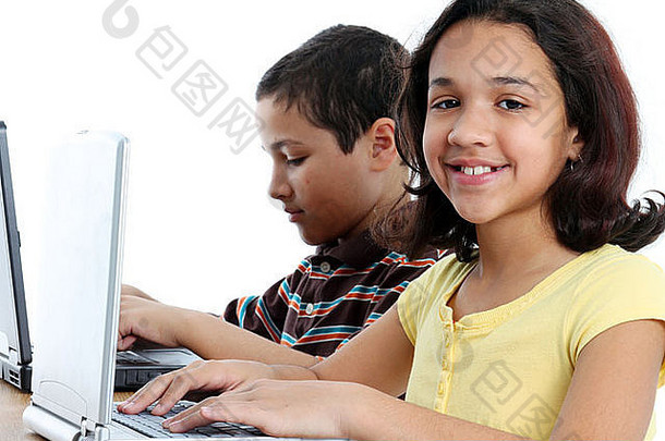 白色背景下电脑上的儿童图片