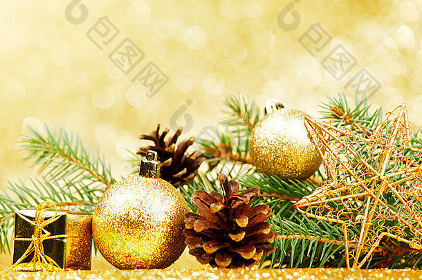 圣诞卡，冷杉树枝，金色闪光背景装饰