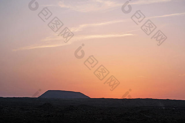 西班牙北非加那利群岛富尔特文图拉：日落时从科拉莱霍镇俯瞰洛沃斯岛上的火山口山