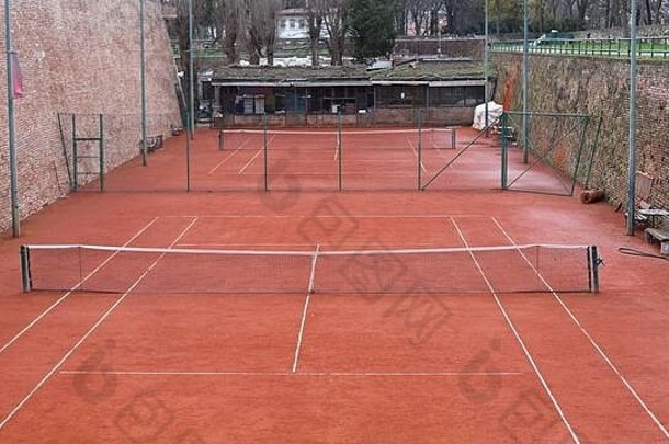 空的网球场场地，用橙色粘土