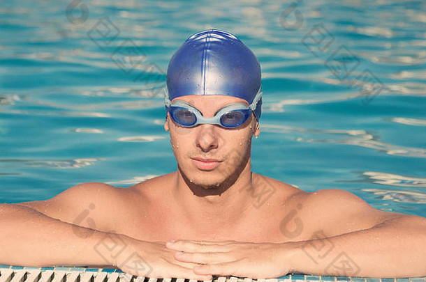 游泳池边缘的游泳运动员肖像