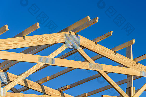 构建屋顶木桁架框架蓝色的天空背景