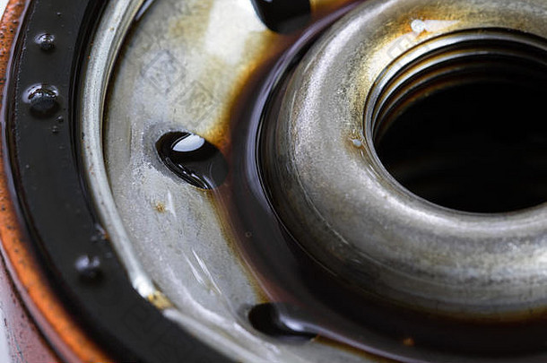旧汽车机油滤清器有油污。