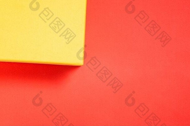 黄色的盒子红色的背景礼物盒子假期包裹交付概念交付货物邮件复制空间