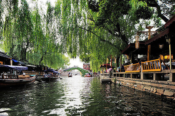周庄是中国最著名的水乡之一，以其深厚的<strong>文化底蕴</strong>而闻名