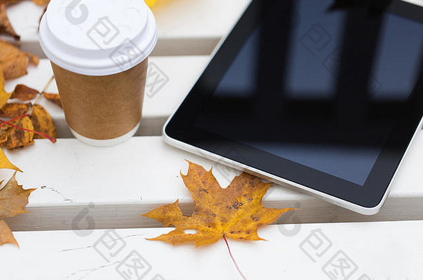秋季公园长椅上的平板电脑和咖啡<strong>杯</strong>