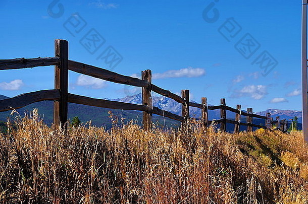 这道劈开的木栅栏贯穿科罗拉多州的秋季，点缀着野花、蓝天和高山