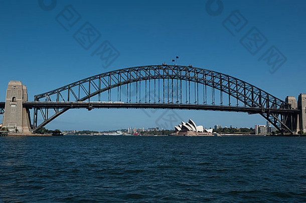 悉尼海港大桥从一艘经过的渡轮上驶过